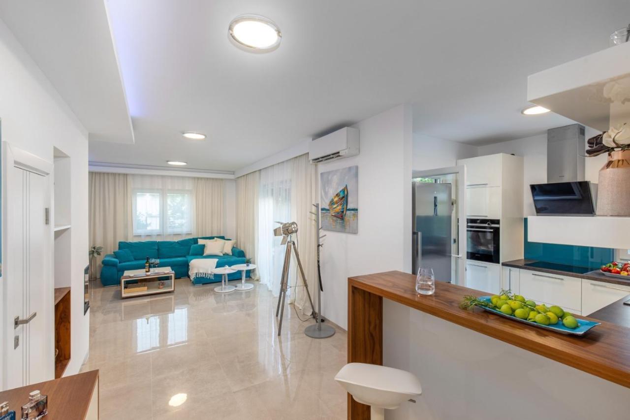 Tarari Luxury Apartment *